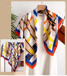Detail eines Seidenschals mit Reitsport-Prints und kontrastierenden Rollkanten