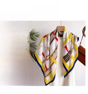 Detail eines Seidenschals mit Kettenprint, Reitmotive und lebhaften geometrischen Mustern