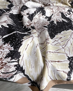 Macro d'un foulard en soie avec texture sergée et imprimé de feuilles luxueuses