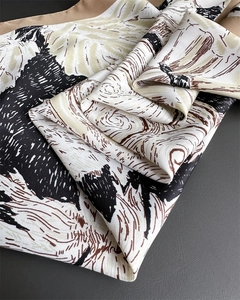 Gros plan détaillé d'un foulard en soie au motif floral vintage avec texture sergé chic