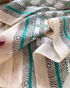 Dettaglio di un foulard quadrato in raso di lusso con motivi a catena e trama in saia