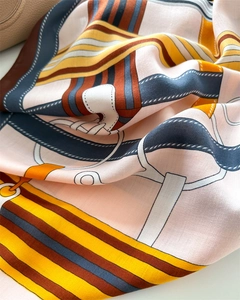 Detailansicht eines luxuriösen Seidentuchs mit Gürtelmustern und Satin-Textur