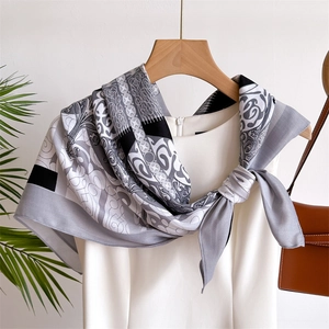 Französisches 90cm Seidentuch mit Paisley-Muster elegant an einem Kleid präsentiert