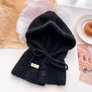 Dettaglio del passamontagna in pile nero con coulisse e bottoni decorativi
