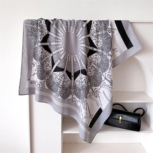 Detail eines Seidenschals mit barocken Schnörkelmustern und elegantem geometrischem Design