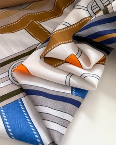 Detailansicht eines Seidenschals mit Kettenmuster, Köperbindung und Reitsportmotiven