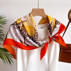 Eleganter 90cm Seidenschal mit Vintage-Barockmuster in leuchtendem Orange und Gelb