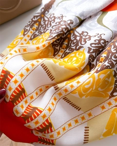 Detailansicht eines Seidenschals mit Vintage-Blumenmuster und Twill-Struktur