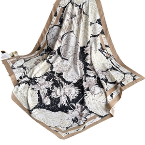 Foulard en soie avec motif floral beige et marron et imprimé botanique élégant
