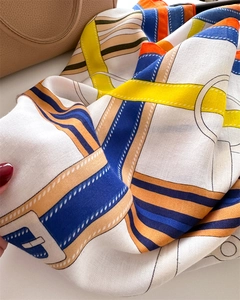 Nahaufnahme eines Seidenschals mit Kettenmuster und feiner Twill-Struktur für Damen