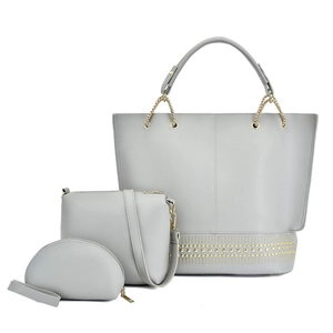 Set borse a mano in pelle grigio chiaro tre pezzi con borchie dorate e dettagli metallo