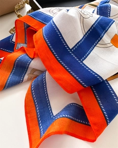 Detail eines Schals aus 100% Wolle mit Kettenmuster und Stoffbeschaffenheit