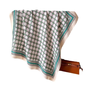 Elegante foulard di seta verde e beige con motivo a H classico e bordi a volute nere