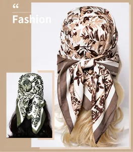 Detail eines Vintage-Seidenschals mit botanischem Druckmuster und eleganter Textur