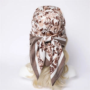 Eleganter Seidenschal aus Satin mit Vintage-Blumenmuster und Palmenblatt-Print