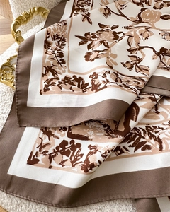Detaillierte Makroansicht des Vintage-Seidenschals mit Blumenmuster und braunem Rand