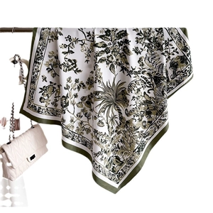 Eleganter quadratischer Seidenschal mit tropischem Blumenprint in Olivgrün und Beige