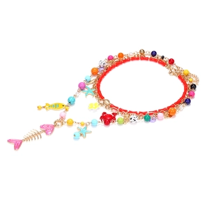 Collier multicouche de perles avec breloques de poissons tropicaux et crabes de l'océan
