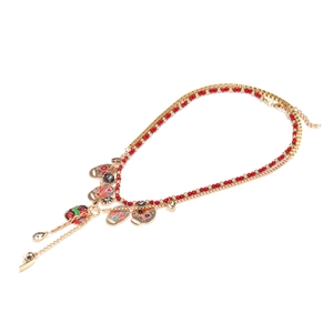 Detail van gotische gelaagde ketting met rode kralen en geëmailleerde schedel hangers