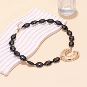 Collier à grand pendentif en C avec perles noires faites à la main et fermoir mousqueton
