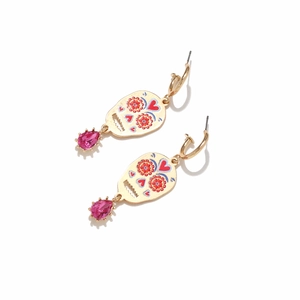 Detail van Mexicaanse schedel oorbellen met bloemmotieven en roze druppelvormige edelstenen