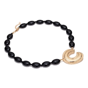 Collier fait main avec perles noires ovales et grand pendentif en C doré texturé
