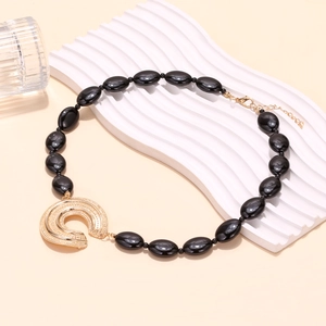Collier fait main à grosses perles noires avec pendentif en C doré strié et fermoir