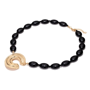 Collier fait main avec perles noires et grand pendentif en C doré brillant