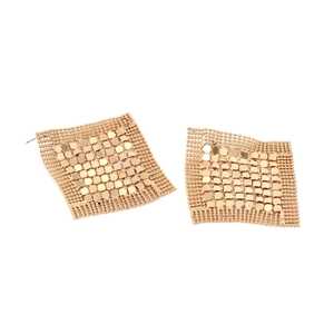 Dettaglio degli orecchini geometrici dorati con maglia metallica a paillettes esagonali lucide