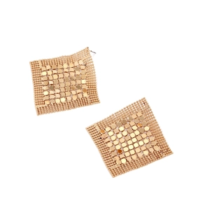 Dettaglio di orecchini geometrici dorati con paillettes e lavorazione in rilievo