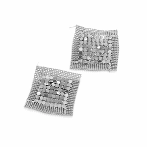 Dettaglio di orecchini quadrati con paillettes in metallo argento e frange in stile moderno