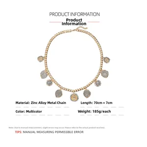 Détail de colliers avec pendentifs géométriques bicolores sur chaîne gourmette