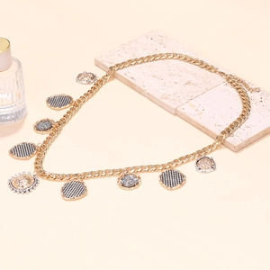 Collier à pendentifs géométriques bicolores avec chaîne dorée épaisse et breloques rétro