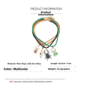 Détails du collier de cordes multicouches avec pendentifs scarabée et feuille