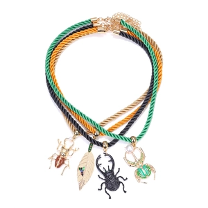 Collier multi-rangs en corde avec pendentifs scarabée colorés et feuille dorée