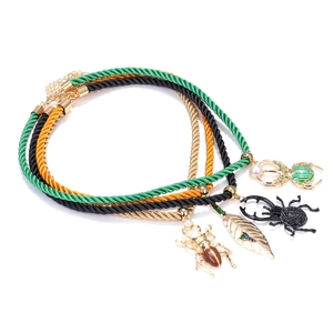 Ensemble de colliers superposés avec pendentifs scarabée et feuille sur cordes tressées