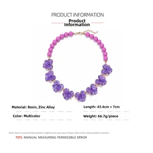Détail du collier en émail floral avec pétales en résine violette et chaîne en alliage