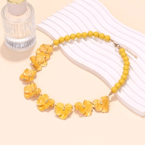 Collier élégant fleurs en émail jaune avec perles dorées et fermoir ajustable
