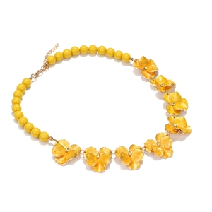 Détail du collier à fleurs jaunes avec pétales en émail et perles rondes brillantes