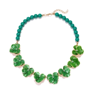 Collier de perles avec fleurs en émail vert et chaîne dorée réglable style élégant