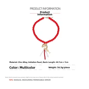 Détail du collier de perles rouges avec pendentif poisson doré, dimensions et poids
