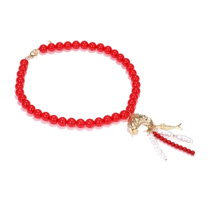 Collier élégant de perles rouges avec pendentif poisson doré et glands en perles