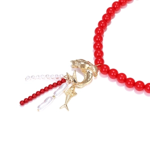 Collier artisanal en perles rouges avec pendentif poisson koi doré et perles baroques