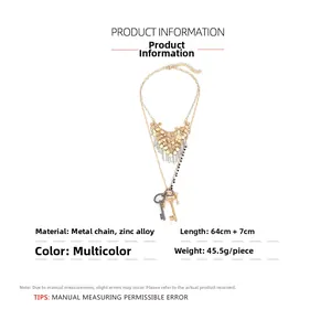 Détail du collier bohème multicouche avec paillettes métalliques et trois clés pendentifs