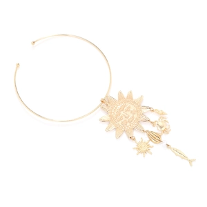 Collier ras du cou doré avec pendentifs soleil céleste et animaux marins sur blanc