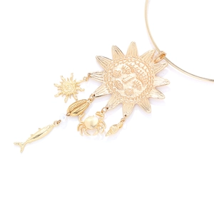 Collier ras de cou doré avec pendentif soleil, crabe et poisson de style exotique