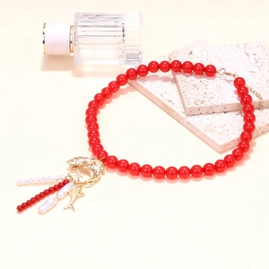 Collier de perles rouges avec pendentif poisson doré et glands de perles baroques