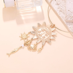 Détails du collier choker doré avec pendentifs soleil céleste et créatures marines