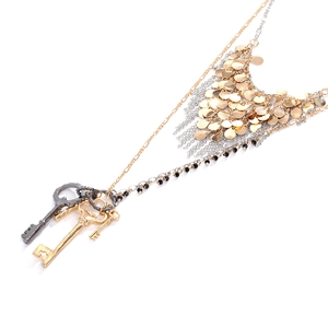 Collier multi-rangs bohème avec paillettes métalliques et pendentifs clés vintage