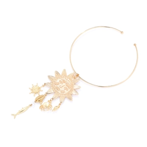 Collier ras du cou doré avec pendentif soleil et breloques crabe en alliage bohème